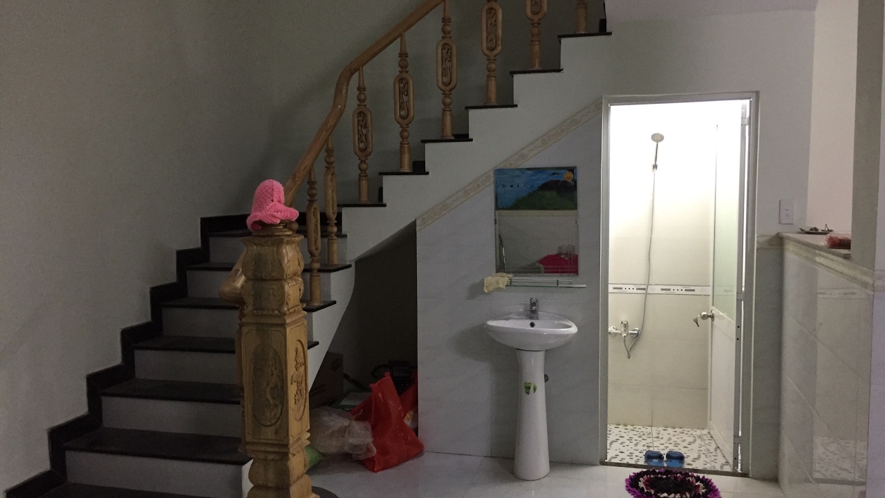nhà vệ sinh dưới cầu thang